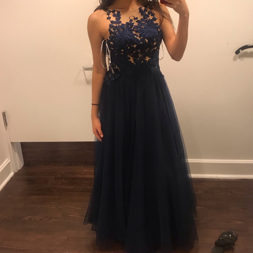 Prom dress size 4, but fits size 6 (I’m size 6)
